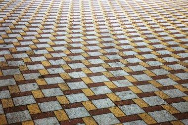 güzel arka plan kaldırım döşeme üzerinde yaya yolu hazır. Çok renkli camlı kaldırım döşeme monoton deseni. Kaldırım döşeme ile küçük kusurlar ve perspektif içinde gelme dışarı çatlamak ile fotoğraf sitesi