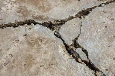  Arka plan yüzeyi ile yaratıcı çatlaklar. Yaratıcı tasarım düzen için arka plan olarak Web çatlaklar. Çimento tabakasının taş yüzeyi derin çatlaklar oluşan bir ağ ile. Endişeli görünüm