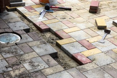 güzel arka plan kaldırım döşeme üzerinde yaya yolu hazır. Çok renkli camlı kaldırım döşeme monoton deseni. Kaldırım döşeme ile küçük kusurlar ve perspektif içinde gelme dışarı çatlamak ile fotoğraf sitesi