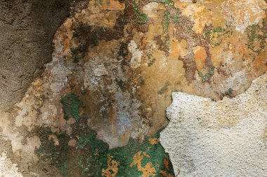 eski sanat dokusuna sıva tuğla duvar. Petal doku ile taş tuğla duvar boyalı sıva çatlaklar boyalı kötü tırmalamak yüzey. Binanın hasarlı sıva arka plan ile ovuşturdu cephe