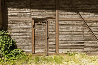 Zavallı Mahallesi eski ahşap kapı. Eski vintage eski bir duvar ahşap. Yıkım, ahşap kapı ve vintage çit izleri, paslı metal çivi. Harabe ve yoksulluk kavramsal arka plan