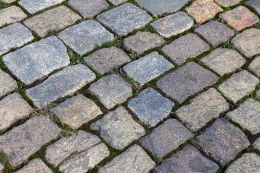 Çukurlar, kışın donma-çözülme çevrimleri neden olan bozuk asfalt yol. Kötü yol. Kaldırımlar kaldırımlar kaldırımda kırık. kaldırım döşeme ile kusurları ile tabaka ve perspektif içinde gelen çatlaklar