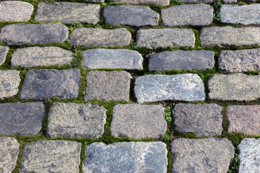 Çukurlar, kışın donma-çözülme çevrimleri neden olan bozuk asfalt yol. Kötü yol. Kaldırımlar kaldırımlar kaldırımda kırık. kaldırım döşeme ile kusurları ile tabaka ve perspektif içinde gelen çatlaklar