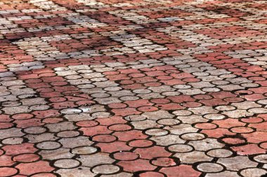 Çukurlar, kışın donma-çözülme çevrimleri neden olan bozuk asfalt yol. Kötü yol. Kaldırımlar kaldırımlar kaldırımda kırık. kaldırım döşeme ile kusurları ile tabaka ve perspektif içinde gelen çatlaklar