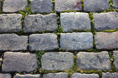 Çukurlar, kışın donma-çözülme çevrimleri neden olan bozuk asfalt yol. Kötü yol. Kaldırımlar kaldırımlar kaldırımda kırık. kaldırım döşeme ile kusurları ile tabaka ve perspektif içinde gelen çatlaklar
