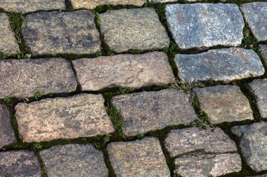 Çukurlar, kışın donma-çözülme çevrimleri neden olan bozuk asfalt yol. Kötü yol. Kaldırımlar kaldırımlar kaldırımda kırık. kaldırım döşeme ile kusurları ile tabaka ve perspektif içinde gelen çatlaklar