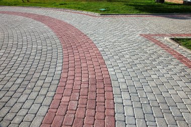 güzel arka plan kaldırım döşeme üzerinde yaya yolu hazır. Çok renkli camlı kaldırım döşeme monoton deseni. Kaldırım döşeme ile küçük kusurlar ve perspektif içinde gelme dışarı çatlamak ile fotoğraf sitesi