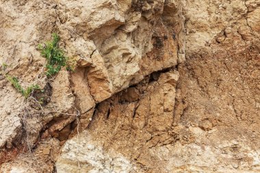 Çevreye zararlı bir bölgede dağ heyelan. Yeryüzündeki büyük çatlaklar, toprak yolu kapatan büyük katmanların inişi. Dağ yamacının yamacında baraj tehlikesi