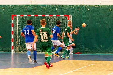 Odessa, Ukrayna - 28 Temmuz 2018: Tanımlanamayan yerel takım parke zemin üzerinde futsal turnuvasında mini-futbol oynayan oyuncuların