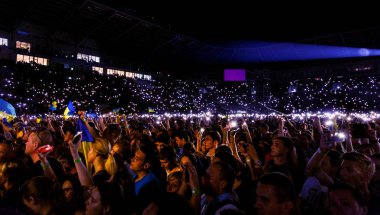 Odessa, Ukrayna - 25 Haziran 2016: Büyük kalabalık stadyum, yaratıcı ışık ve müzik gösterisi sırasında Ukrayna grubunun okyanus Elzy konserde eğleniyor. Partinin kulüp neşeli parlak gösteri