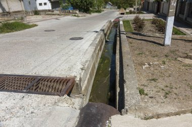 Kirli su, kanalizasyon atık borusu yoluyla donatısız bir plajda denize boşalttı. Kirliliği çevre, ekolojik felaket. Çevre kirliliğinin çevre sorunu