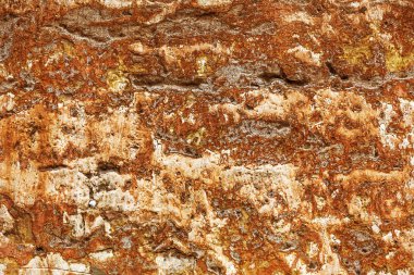 Alçı tuğla duvarın boş eski sanat dokusu. Yaprak dokusuyla boyanmış taş tuğla duvarın çatlaklarıyla kötü çizilmiş yüzey. Hasarlı alçıyla binanın ön cephesini ovaladım.