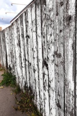 Eski vintage tarzı Beyaz ahşap doku kalıntıları beyaz boya ile boyanmış. Çok yaşlı, grunge, rustik ahşap doku doğal desenler ve çatlaklar ahşap arka plan olarak yüzeyi ile