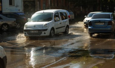 Odessa, Ukrayna -3 Temmuz 2018: yağmur fırtına tarafından neden olduğu sel sırasında su dolu bir yolda araba sürmek. Arabalar sokaklarda sel su üzerinde yüzer. Sıçramak üstünde belgili tanımlık makine. Büyük bir su birikintisi olan sular altında şehir yol