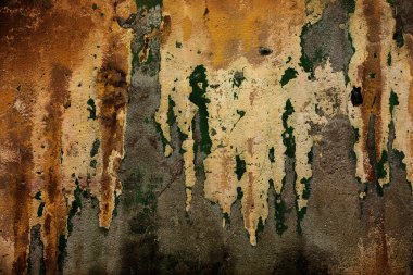 Alçı tuğla duvarın boş eski sanat dokusu. Yaprak dokusuyla boyanmış taş tuğla duvarın çatlaklarıyla kötü çizilmiş yüzey. Hasarlı alçıyla binanın ön cephesini ovaladım.