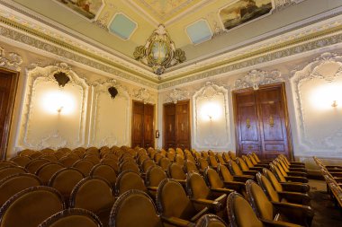 SSCB'in eski il Sovyet tiyatro, mistik iç. Sıva belgeleme, duvar ve tavan nostaljik resmini devrimci geçmiş SSCB parçaları ile. Lüks İmparatorluk tarzı iç