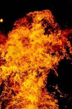 doku ve arka plan geceleri yanan kamp ateşi tarak alev yanan orman yangını ağaçlar güçlü dalları