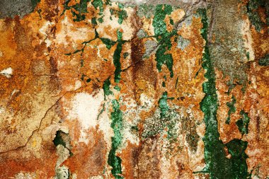 Alçı tuğla duvarın boş eski sanat dokusu. Yaprak dokusuyla boyanmış taş tuğla duvarın çatlaklarıyla kötü çizilmiş yüzey. Hasarlı alçıyla binanın ön cephesini ovaladım.