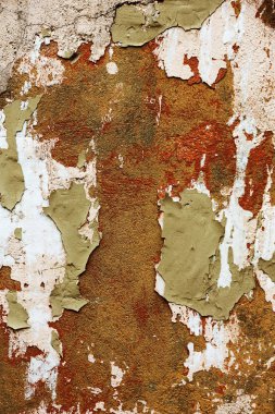 Alçı tuğla duvarın boş eski sanat dokusu. Yaprak dokusuyla boyanmış taş tuğla duvarın çatlaklarıyla kötü çizilmiş yüzey. Hasarlı alçıyla binanın ön cephesini ovaladım.