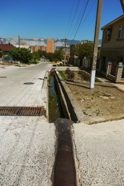 Kirli su, kanalizasyon atık borusu yoluyla donatısız bir plajda denize boşalttı. Kirliliği çevre, ekolojik felaket. Çevre kirliliğinin çevre sorunu