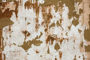 Alçı tuğla duvarın boş eski sanat dokusu. Yaprak dokusuyla boyanmış taş tuğla duvarın çatlaklarıyla kötü çizilmiş yüzey. Hasarlı alçıyla binanın ön cephesini ovaladım.