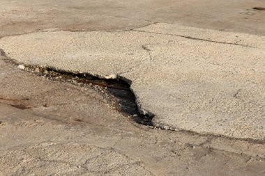 Bozuk asfalt yol çukurların, eski taş yol, kaldırım taşı, kaldırım taşı döşeli. Kötü yol tehlikelidir. Yaya yolu üzerindeki kırık parke döşeme