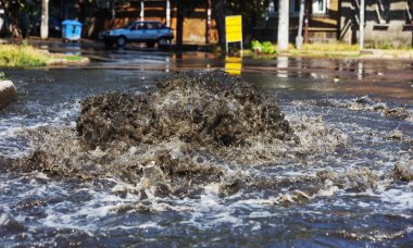 Kaza kanalizasyon sistemine. Su kanalizasyon yoldan akıyor. Kanalizasyon kazasında. Atılım kanalizasyon sistemine. Su kuyu dışarı akar. Su tedarik sistemleri de yolda kanalizasyon içinde döktü