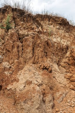 Çevreye zararlı bir bölgede dağ heyelan. Yeryüzündeki büyük çatlaklar, toprak yolu kapatan büyük katmanların inişi. Dağ yamacının yamacında baraj tehlikesi