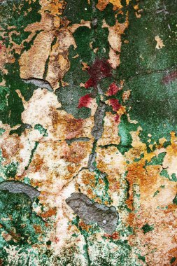 Alçı tuğla duvarın boş eski sanat dokusu. Yaprak dokusuyla boyanmış taş tuğla duvarın çatlaklarıyla kötü çizilmiş yüzey. Hasarlı alçıyla binanın ön cephesini ovaladım.