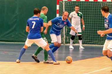 Odessa, Ukrayna - 28 Temmuz 2018: Tanımlanamayan yerel takım parke zemin üzerinde futsal turnuvasında mini-futbol oynayan oyuncuların