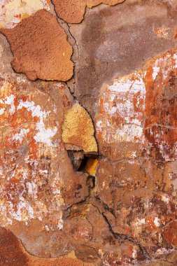 eski sanat dokusuna sıva tuğla duvar. Petal doku ile taş tuğla duvar boyalı sıva çatlaklar boyalı kötü tırmalamak yüzey. Binanın hasarlı sıva arka plan ile ovuşturdu cephe