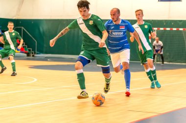 Odessa, Ukrayna - 28 Temmuz 2018: Tanımlanamayan yerel takım parke zemin üzerinde futsal turnuvasında mini-futbol oynayan oyuncuların