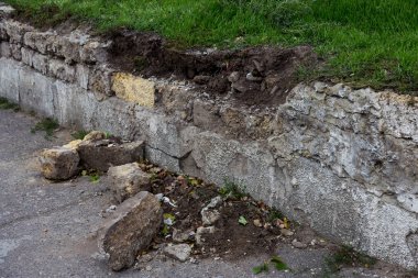 Bir eski yıkılan duvarın büyük büyük çatlaklar. Çatlamak yaratıcı tasarım için arka plan olarak eski bir duvarda arka plan. Bina deprem ve kasırga sonra kırık duvar yıkıldı