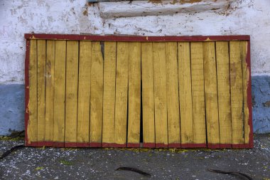 Eski vintage tarzı Beyaz ahşap doku kalıntıları beyaz boya ile boyanmış. Çok yaşlı, grunge, rustik ahşap doku doğal desenler ve çatlaklar ahşap arka plan olarak yüzeyi ile