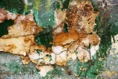 Alçı tuğla duvarın boş eski sanat dokusu. Yaprak dokusuyla boyanmış taş tuğla duvarın çatlaklarıyla kötü çizilmiş yüzey. Hasarlı alçıyla binanın ön cephesini ovaladım.