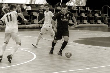 Odessa, Ukrayna - 28 Temmuz 2018: Tanımlanamayan yerel takım parke zemin üzerinde futsal turnuvasında mini-futbol oynayan oyuncuların