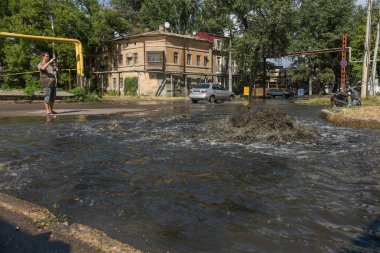 Odessa, Ukrayna -3 Temmuz 2018: yağmur fırtına tarafından neden olduğu sel sırasında su dolu bir yolda araba sürmek. Arabalar sokaklarda sel su üzerinde yüzer. Sıçramak üstünde belgili tanımlık makine. Büyük bir su birikintisi olan sular altında şehir yol