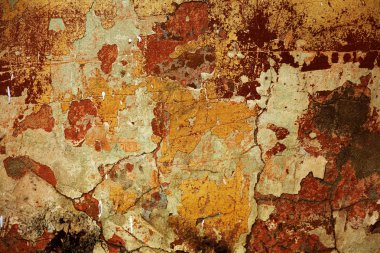 Alçı tuğla duvarın boş eski sanat dokusu. Yaprak dokusuyla boyanmış taş tuğla duvarın çatlaklarıyla kötü çizilmiş yüzey. Hasarlı alçıyla binanın ön cephesini ovaladım.