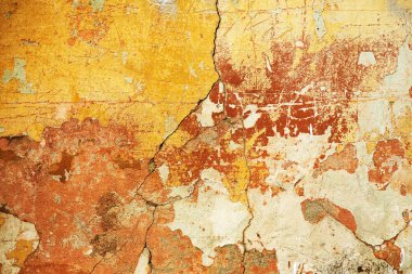 Alçı tuğla duvarın boş eski sanat dokusu. Yaprak dokusuyla boyanmış taş tuğla duvarın çatlaklarıyla kötü çizilmiş yüzey. Hasarlı alçıyla binanın ön cephesini ovaladım.