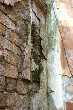 eski sanat dokusuna sıva tuğla duvar. Petal doku ile taş tuğla duvar boyalı sıva çatlaklar boyalı kötü tırmalamak yüzey. Binanın hasarlı sıva arka plan ile ovuşturdu cephe