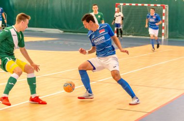 Odessa, Ukrayna - 28 Temmuz 2018: Tanımlanamayan yerel takım parke zemin üzerinde futsal turnuvasında mini-futbol oynayan oyuncuların