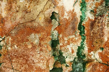 Alçı tuğla duvarın boş eski sanat dokusu. Yaprak dokusuyla boyanmış taş tuğla duvarın çatlaklarıyla kötü çizilmiş yüzey. Hasarlı alçıyla binanın ön cephesini ovaladım.