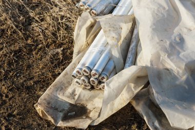 Ekolojik sorun, felaket. Suç floresan cıva lambalar, E-Atık bertarafı. Çevre kirliliği. Ekolojik suç. Kirli kırık floresan lambalar, eski floresan lamba tehlikeli çöp
