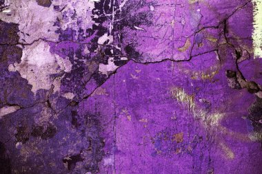 Alçı tuğla duvarın boş eski sanat dokusu. Yaprak dokusuyla boyanmış taş tuğla duvarın çatlaklarıyla kötü çizilmiş yüzey. Hasarlı alçıyla binanın ön cephesini ovaladım.
