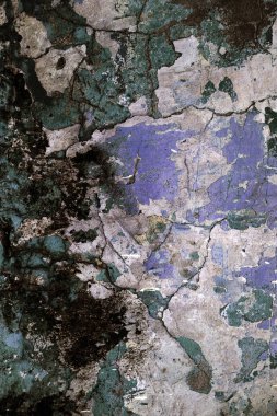 Alçı tuğla duvarın boş eski sanat dokusu. Yaprak dokusuyla boyanmış taş tuğla duvarın çatlaklarıyla kötü çizilmiş yüzey. Hasarlı alçıyla binanın ön cephesini ovaladım.