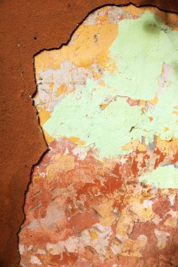 Alçı tuğla duvarın boş eski sanat dokusu. Yaprak dokusuyla boyanmış taş tuğla duvarın çatlaklarıyla kötü çizilmiş yüzey. Hasarlı alçıyla binanın ön cephesini ovaladım.