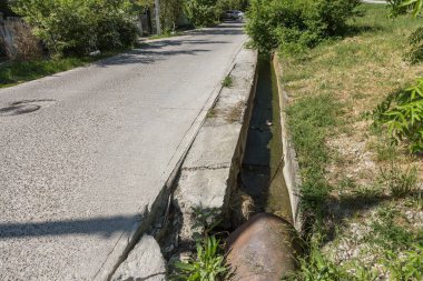 Çimento boşaltmak için zemin kırık boru hattından girerek kirli kanalizasyon kirlilik neden olur. Şehir sokak tarafındaki kirli kanalizasyon boşaltma için çimento kanalı. salgın ekolojik sorunu