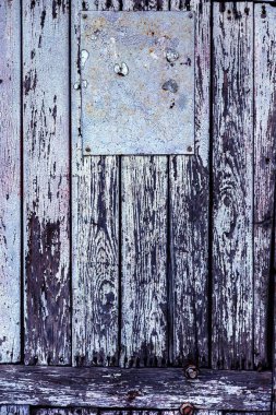 Eski vintage tarzı Beyaz ahşap doku kalıntıları beyaz boya ile boyanmış. Çok yaşlı, grunge, rustik ahşap doku doğal desenler ve çatlaklar ahşap arka plan olarak yüzeyi ile