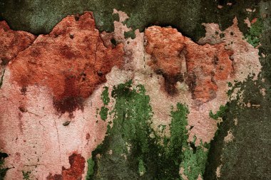 Alçı tuğla duvarın boş eski sanat dokusu. Yaprak dokusuyla boyanmış taş tuğla duvarın çatlaklarıyla kötü çizilmiş yüzey. Hasarlı alçıyla binanın ön cephesini ovaladım.