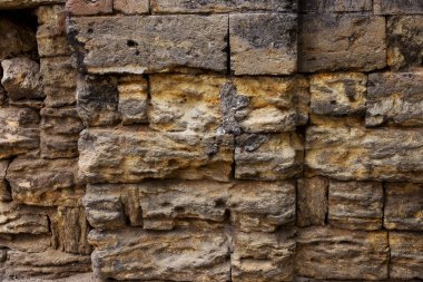 Bir eski yıkılan duvarın büyük büyük çatlaklar. Çatlamak yaratıcı tasarım için arka plan olarak eski bir duvarda arka plan. Bina deprem ve kasırga sonra kırık duvar yıkıldı